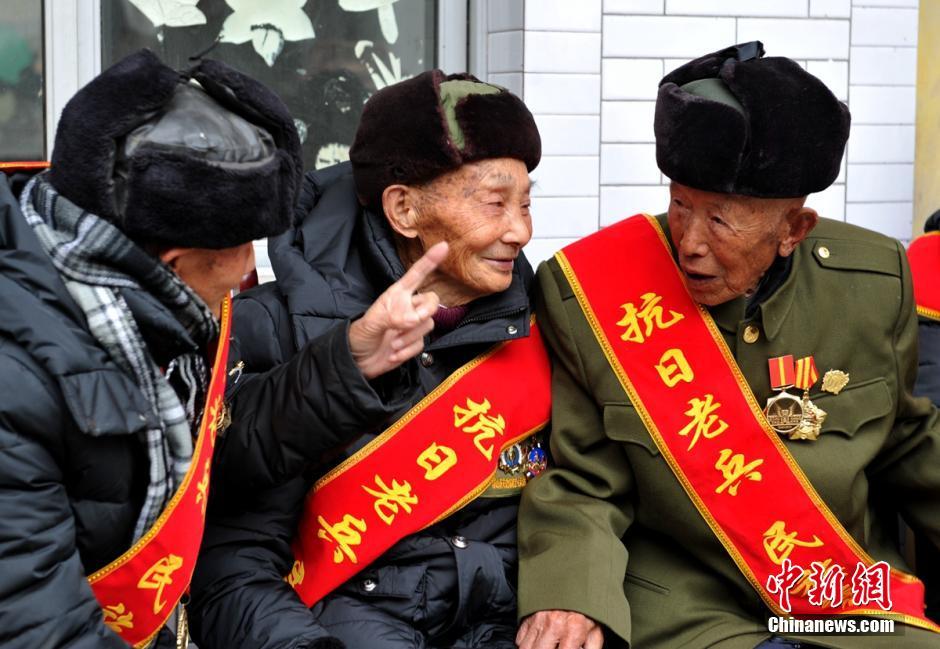 图片故事：四川远征抗日老兵回家 向父母墓头敬礼