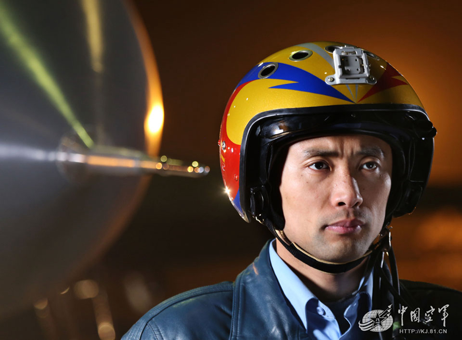 中国空军摄影佳作：金头盔与金镜头的合作