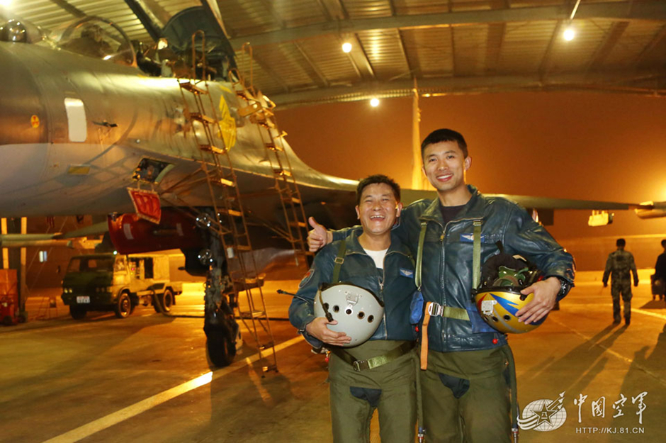 中国空军摄影佳作：金头盔与金镜头的合作