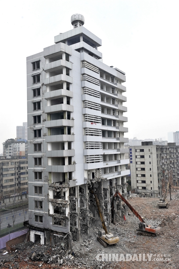 成都“北门第一高楼”被机械拆除