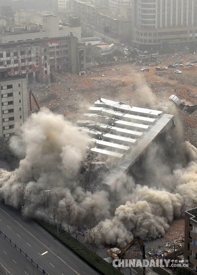 成都“北门第一高楼”被机械拆除