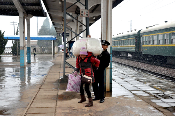云南开远铁路警方全力做好雨雪恶劣天气下安保工作