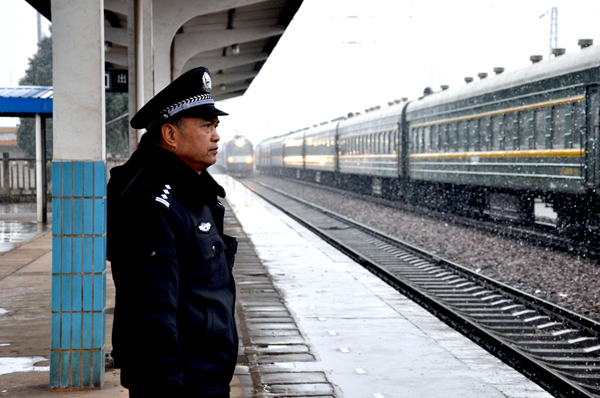 云南开远铁路警方全力做好雨雪恶劣天气下安保工作