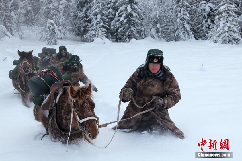 “西北第一哨”官兵在80厘米厚雪中策马巡逻