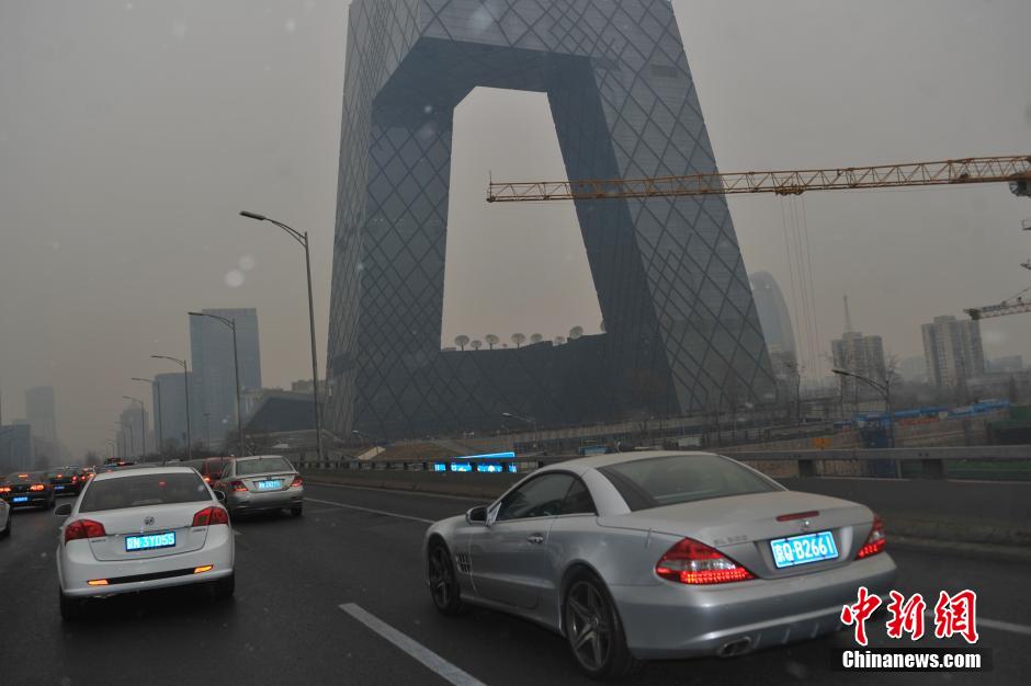 北京2015年初雪撞上重污染 多处雾霾笼罩雪景