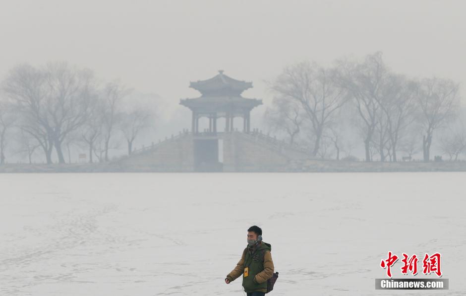 北京2015年初雪撞上重污染 多处雾霾笼罩雪景