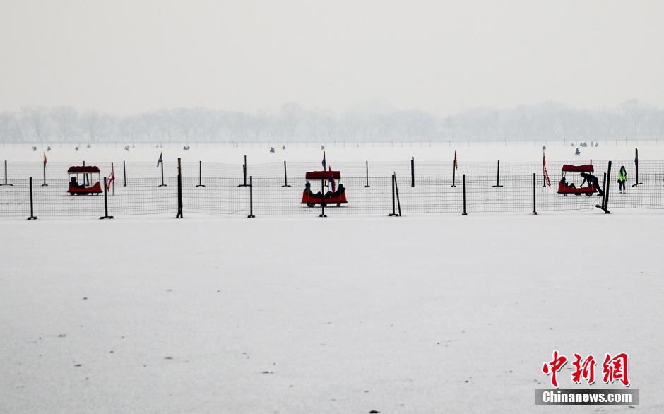 北京2015年初雪撞上重污染 多处雾霾笼罩雪景