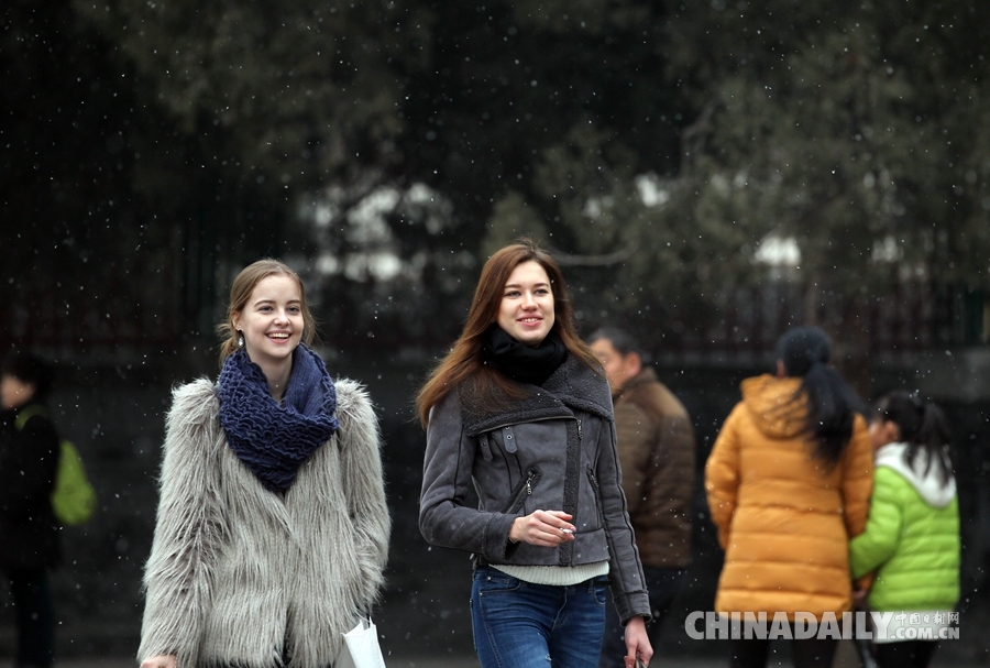 北京迎2015年首场雪 城区飘起零星雪花