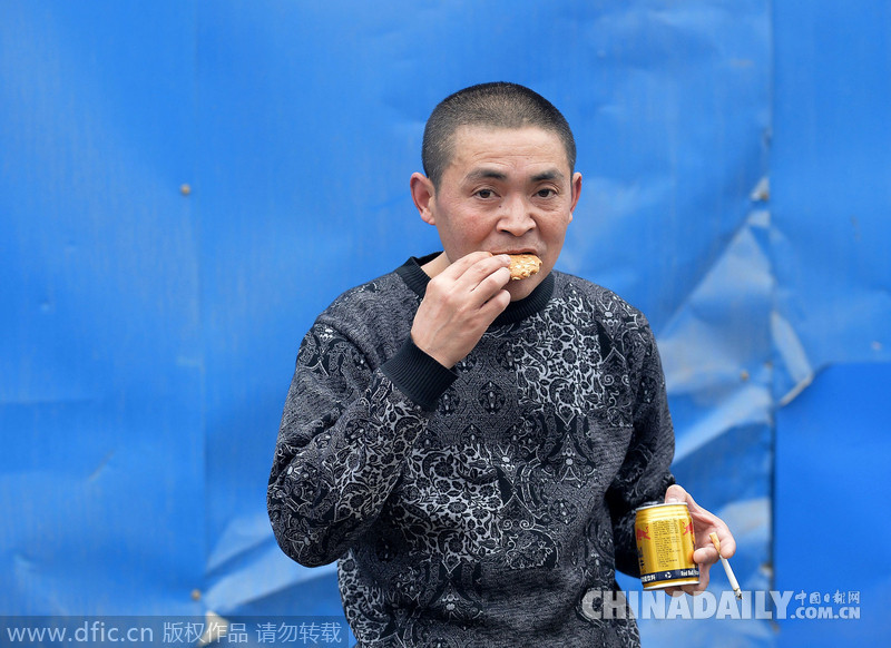 成都男子挑战80斤粪水徒步5.5公里 为证明身体还行