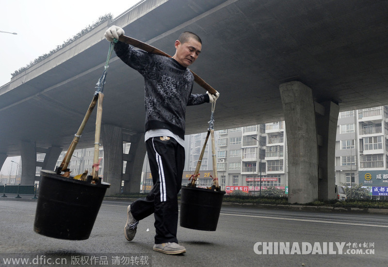 成都男子挑战80斤粪水徒步5.5公里 为证明身体还行