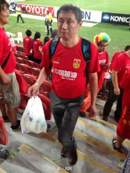 中国球迷赛后打扫看台带走垃圾