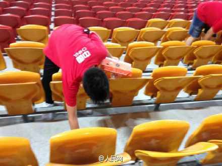 中国球迷赛后打扫看台带走垃圾