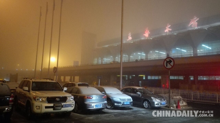 冻雾致乌鲁木齐机场取消航班 万名旅客滞留