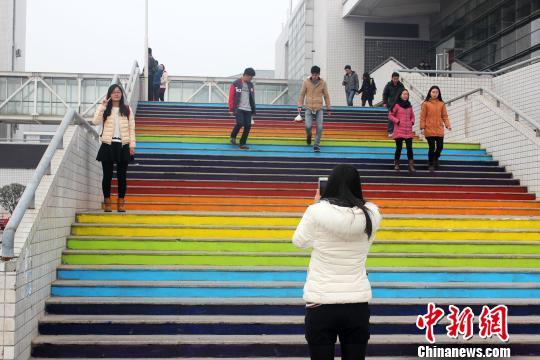 郑州大学生设计“彩虹阶梯”
