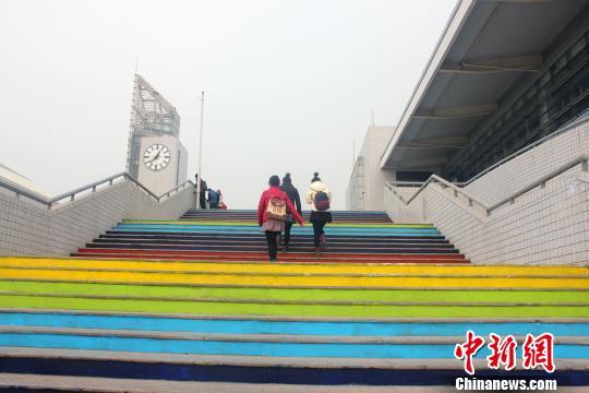 郑州大学生设计“彩虹阶梯”