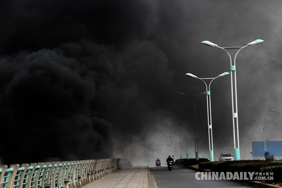 浙江绍兴：杭甬大运河第一桥下垃圾燃烧浓烟滚滚