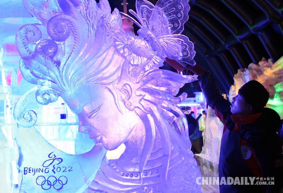 “国际冰雕邀请赛”在北京工体举办