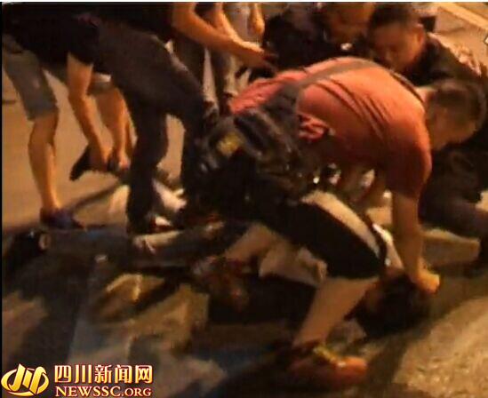 成都便衣实拍视频走红网络 警匪玩命搏斗感动网友