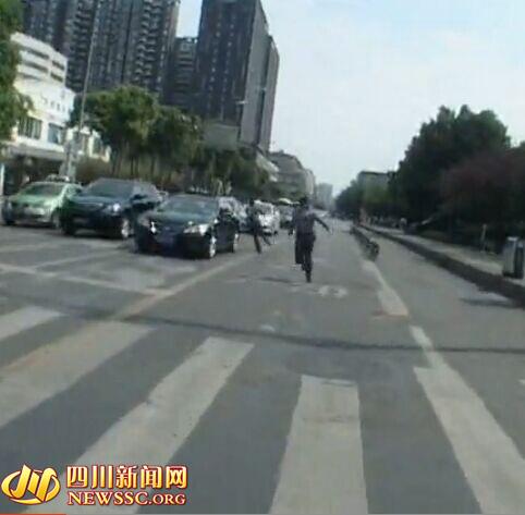 成都便衣实拍视频走红网络 警匪玩命搏斗感动网友