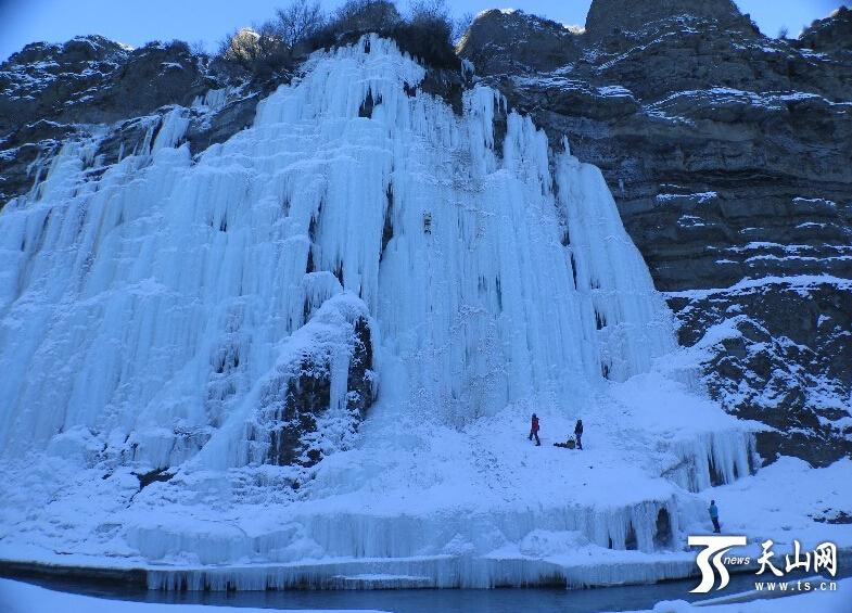 新疆蓝天救援队员壮观冰瀑上进行攀登训练