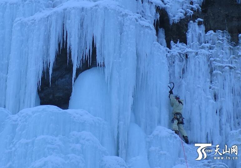 新疆蓝天救援队员壮观冰瀑上进行攀登训练