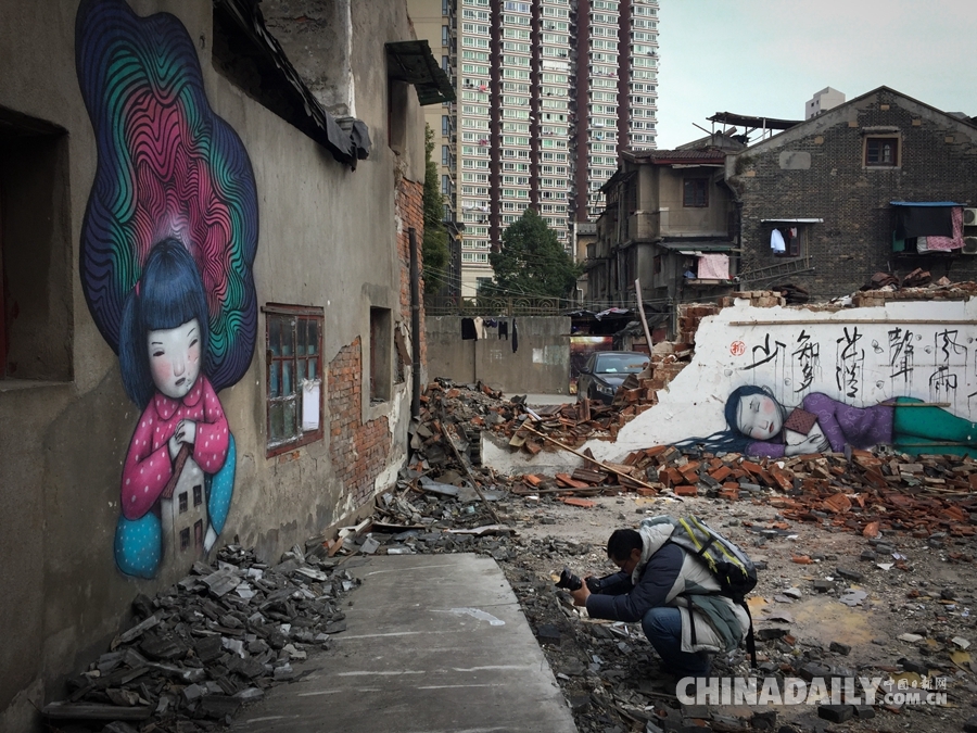 法国艺术家在上海石库门废墟内涂鸦