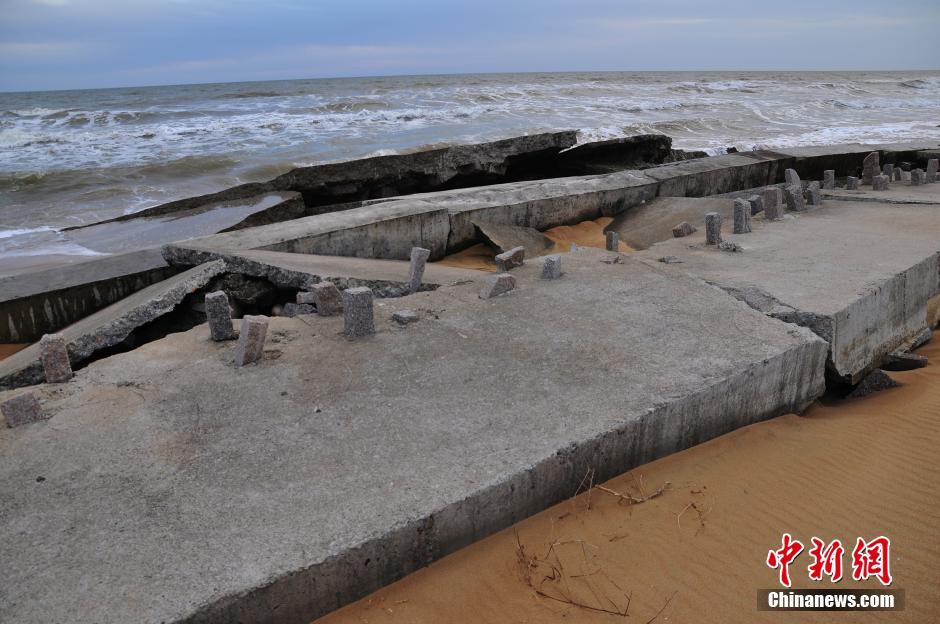 日照一防潮堤垮塌 数百米竟无一根钢筋