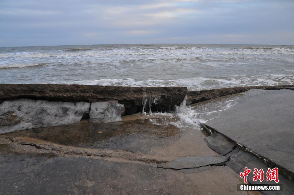 日照一防潮堤垮塌 数百米竟无一根钢筋