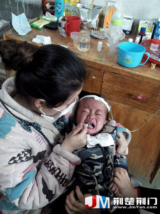湖北荆门1岁多宝宝重病缠身 家人省钱治病做饭