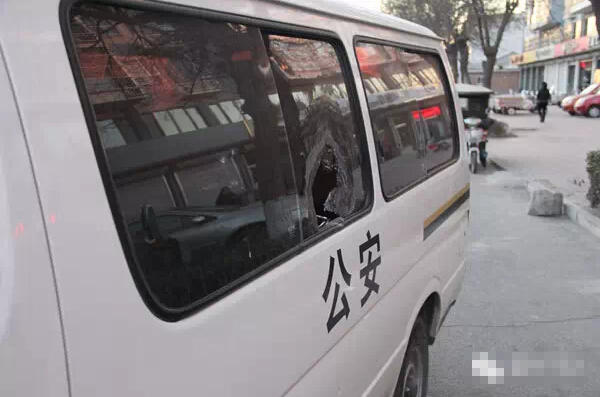 河北霸州百余名非法传销人员手持石头袭警