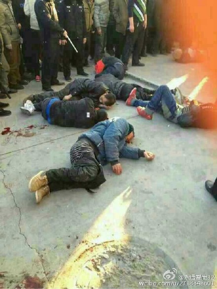 河北霸州百余名非法传销人员手持石头袭警