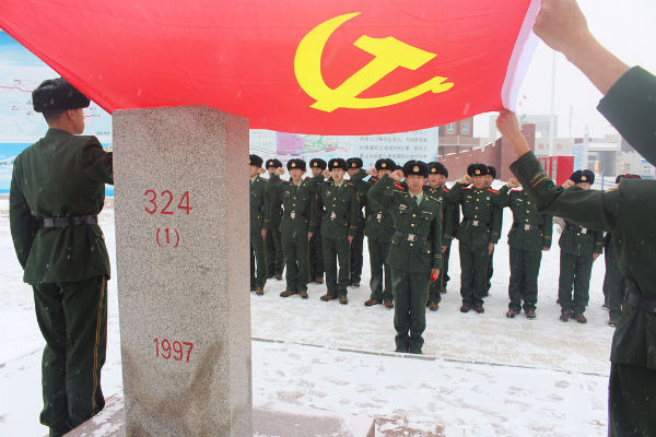 新疆霍尔果斯边检站：以界碑作证 亮党员承诺