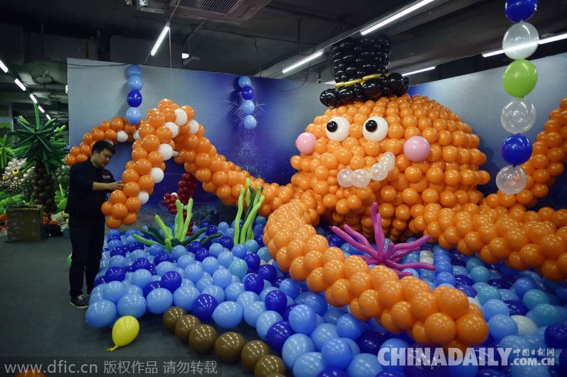 重庆：37位气球达人258个小时搭建梦幻气球王国