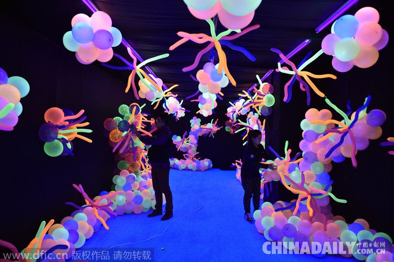重庆：37位气球达人258个小时搭建梦幻气球王国