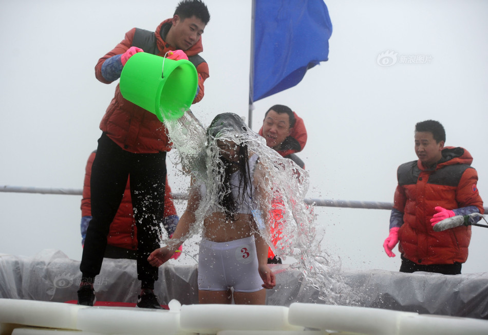 天门山办耐寒挑战赛 比基尼美女被泼冰水