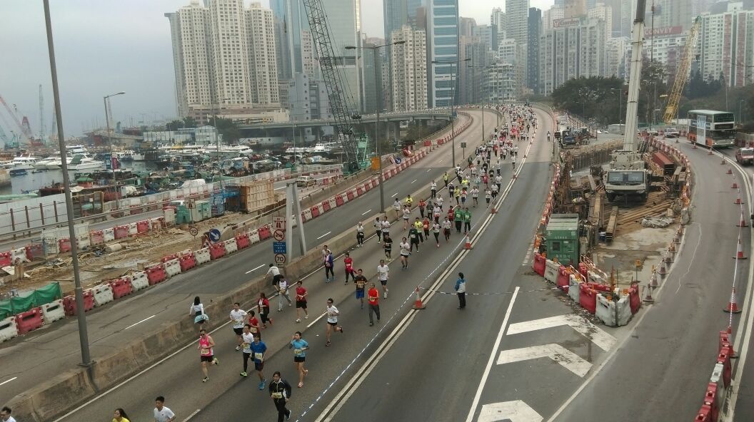 香港马拉松赛14人不适送院 2人危殆