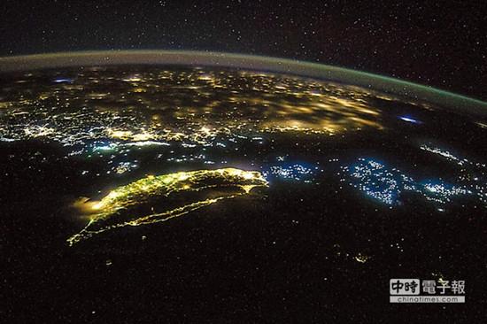 NASA空拍台湾夜景 如闪闪发光“地瓜”
