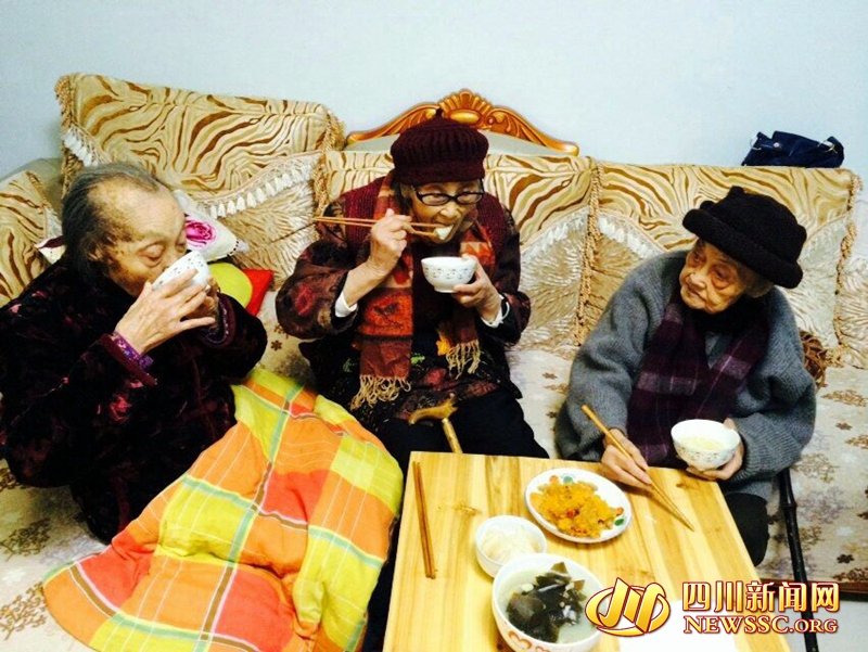 四川长寿三姐妹年龄加起来300岁 每天打麻将