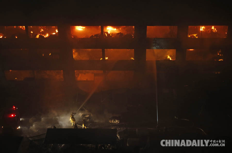 武汉一造纸厂发生大火 25辆消防车到现场处置