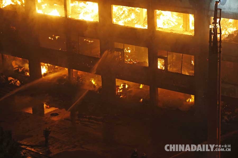 武汉一造纸厂发生大火 25辆消防车到现场处置