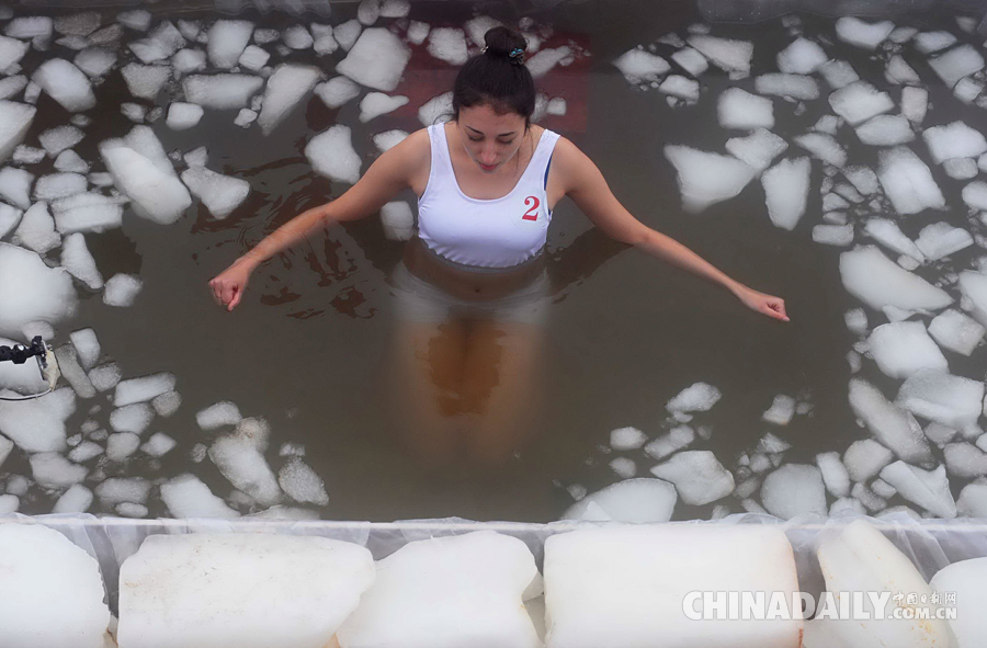 张家界天门山举行冰水耐寒挑战赛挑战人体耐寒极限