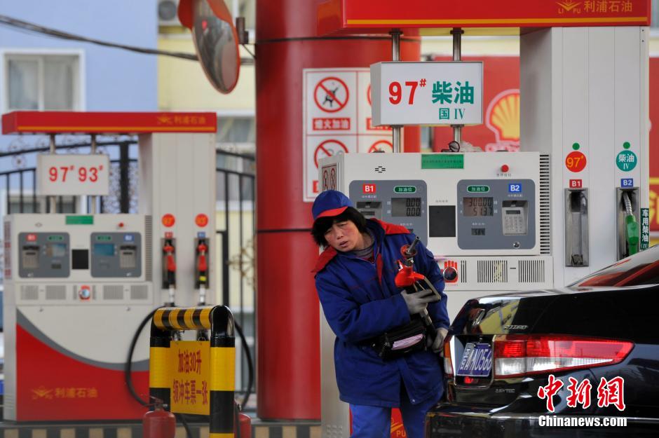 中国油价迎史上首次十三连跌 汽油回5元时代