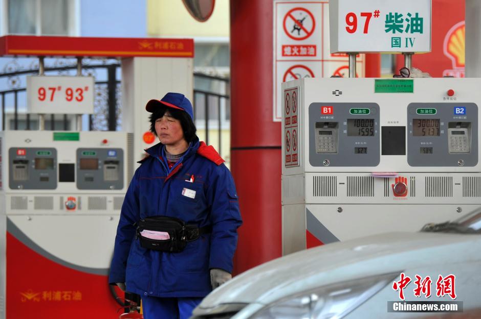 中国油价迎史上首次十三连跌 汽油回5元时代