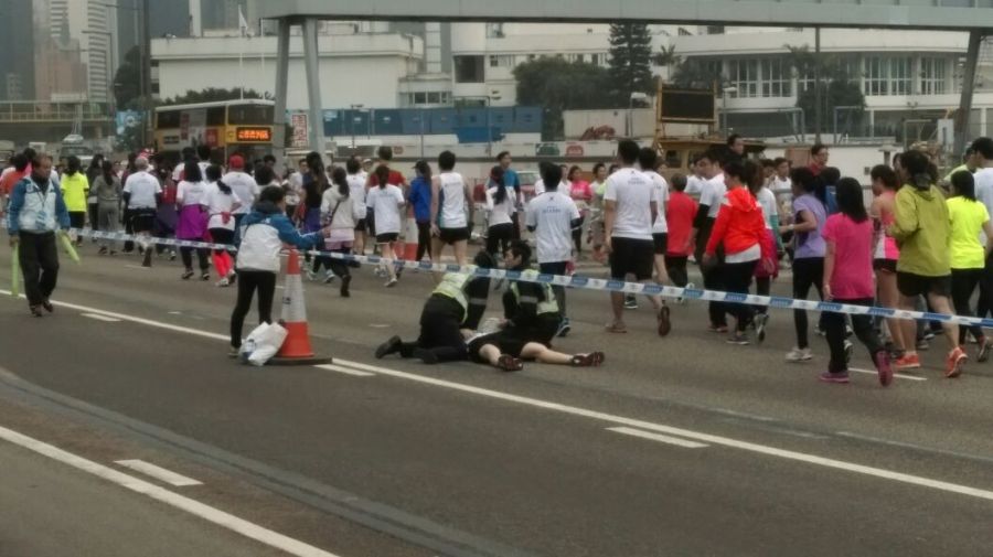 香港马拉松比赛举行 1人猝死1100多人受伤