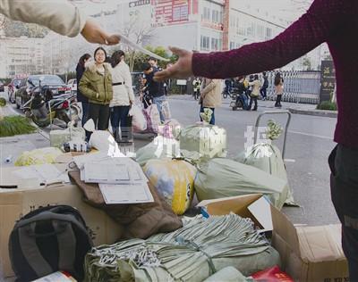 女大学生寄脏衣服给母亲洗 一次寄十几件