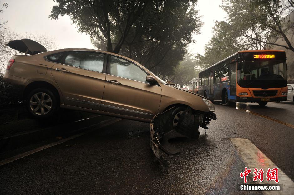 重庆驾驶员“飞车”倒挂绿化带动弹不得