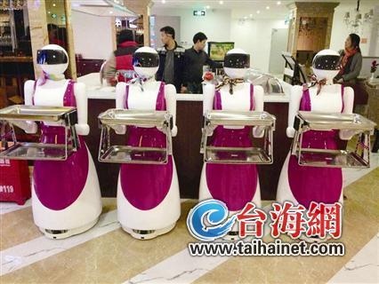 漳州一餐厅机器人当起服务员 老板称比雇工便宜