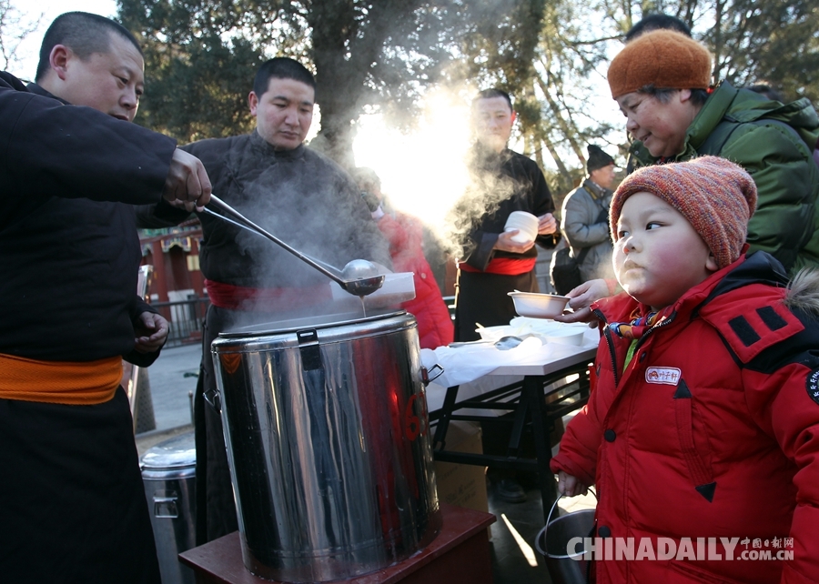 北京民众雍和宫争喝腊八粥