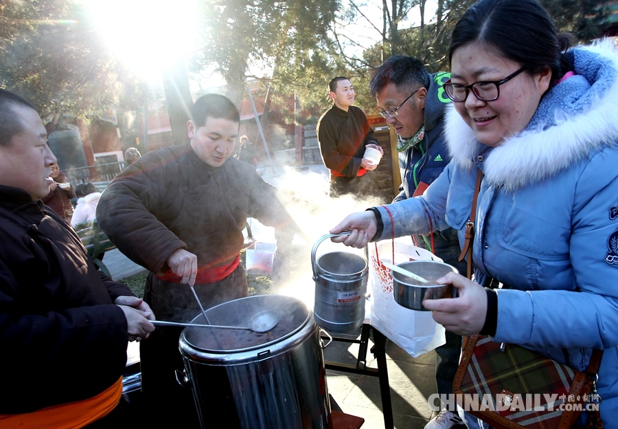 北京民众雍和宫争喝腊八粥