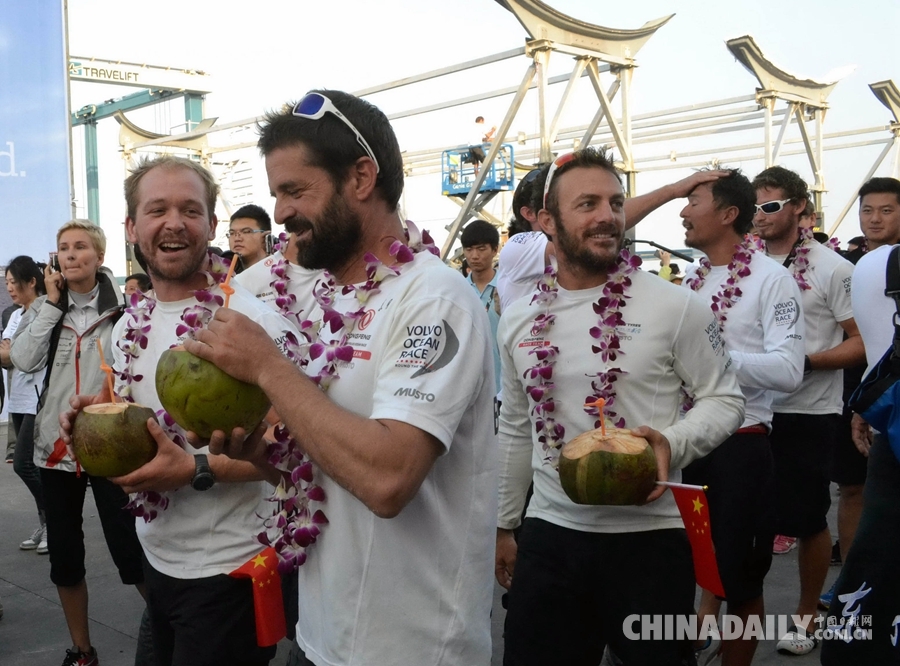海南三亚：中国东风队获沃尔沃帆船赛第三赛段冠军